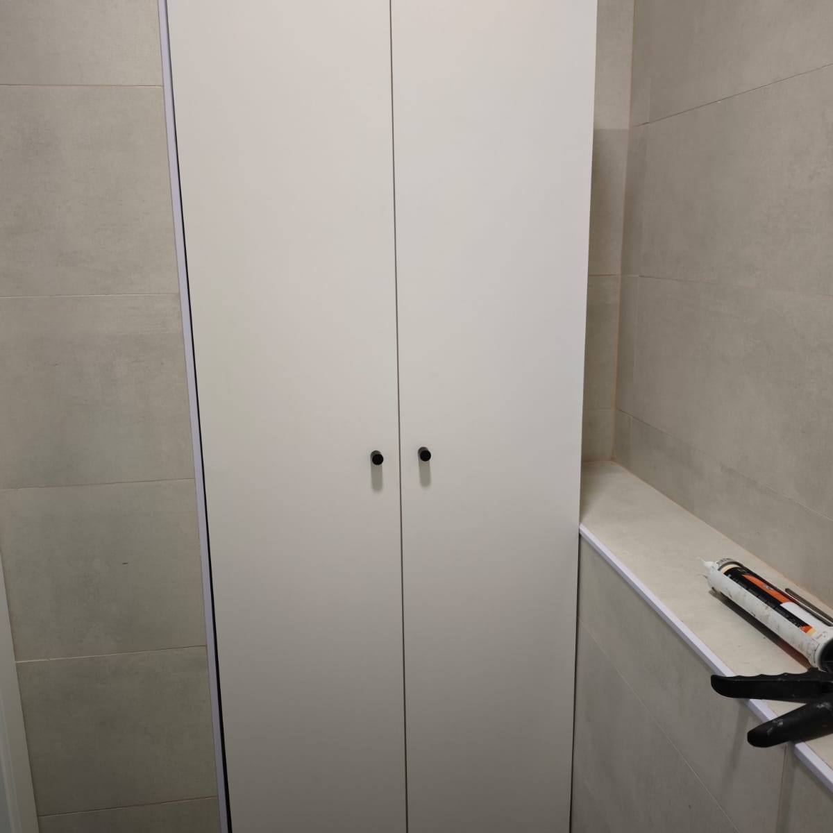 armario blanco baño